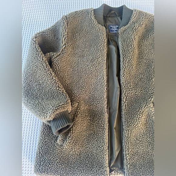 Abercrombie & Fitch Sherpa Full-Zip Oversized Bomber - Picture 16 of 16